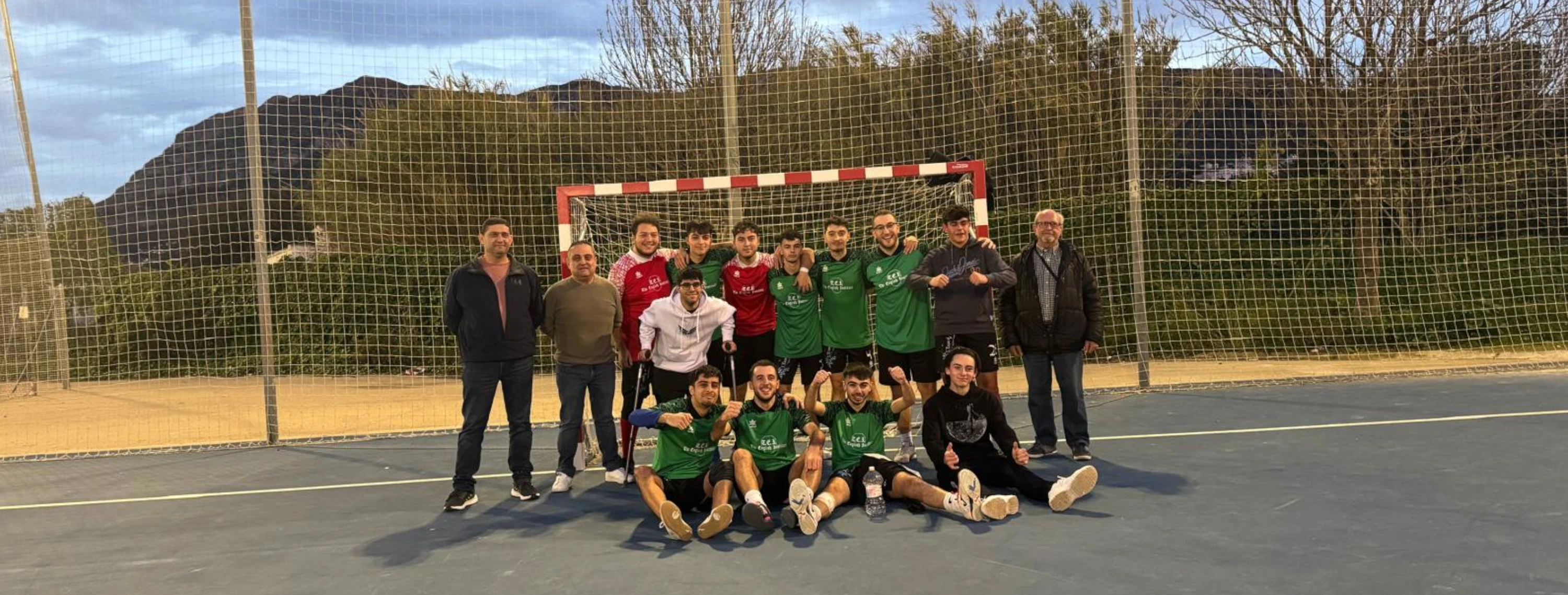 Niños jugando fútbol vertical